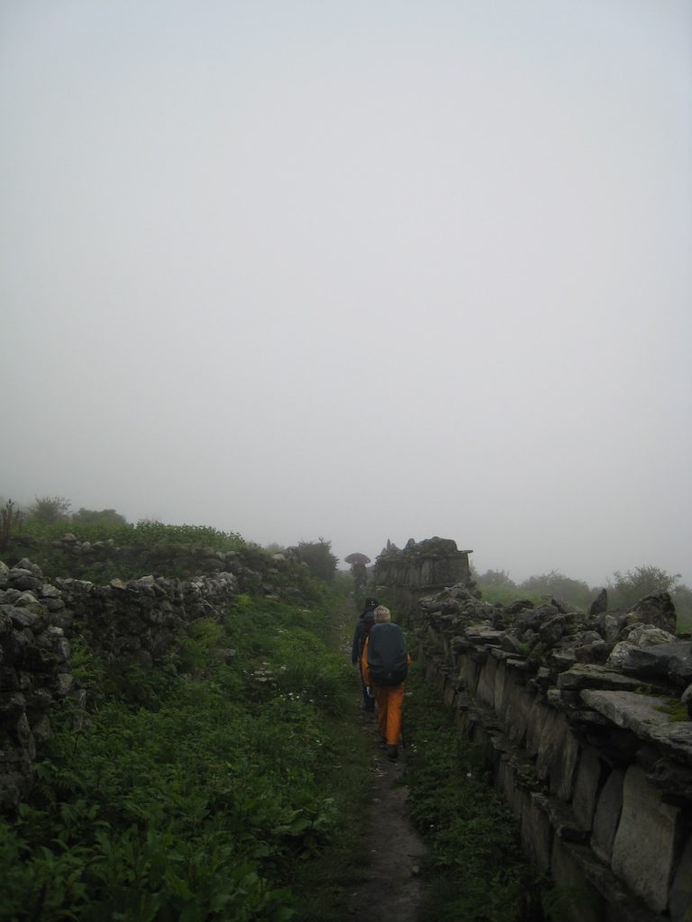 マニ石の壁の左側を歩く 2008 ランタン・トレッキング