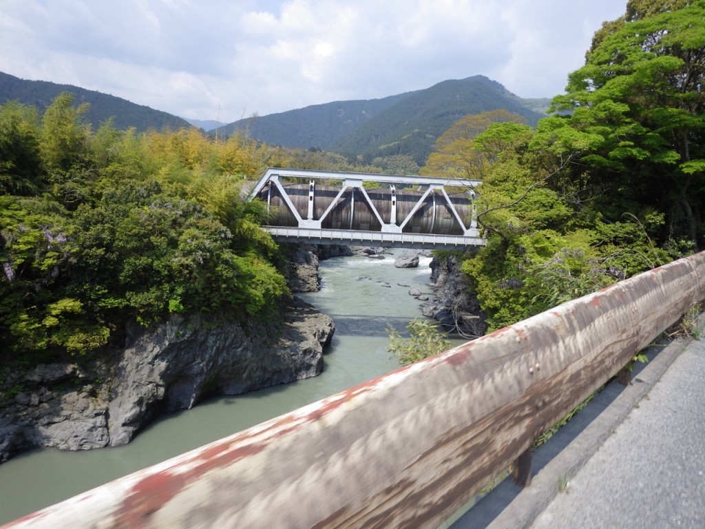富士川を渡る水力発電所の送水管 (2015BRM425神奈川400興津)