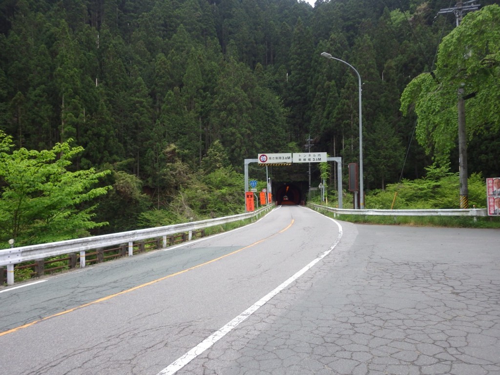 やや狭い太和金隧道（通り過ぎたところ） (2015BRM509神奈川600興津)