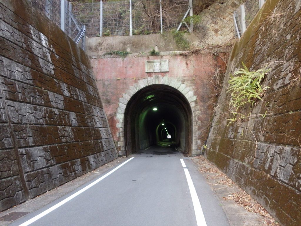 1917年に建設された紀北町の古い煉瓦積みの隧道 