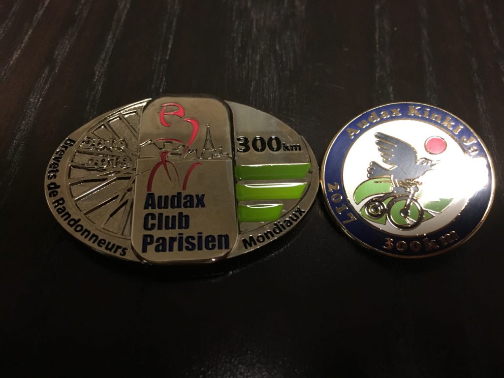 300kmのメダル（1000円）とオダックス近畿のバッジ（500円）を購入