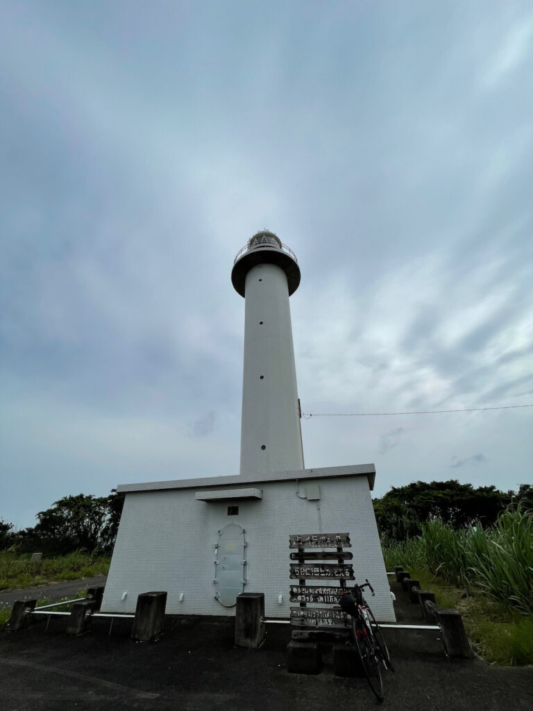 島の北にあるトンビ崎灯台は、海沿いでなく少し内陸に入った高台にある